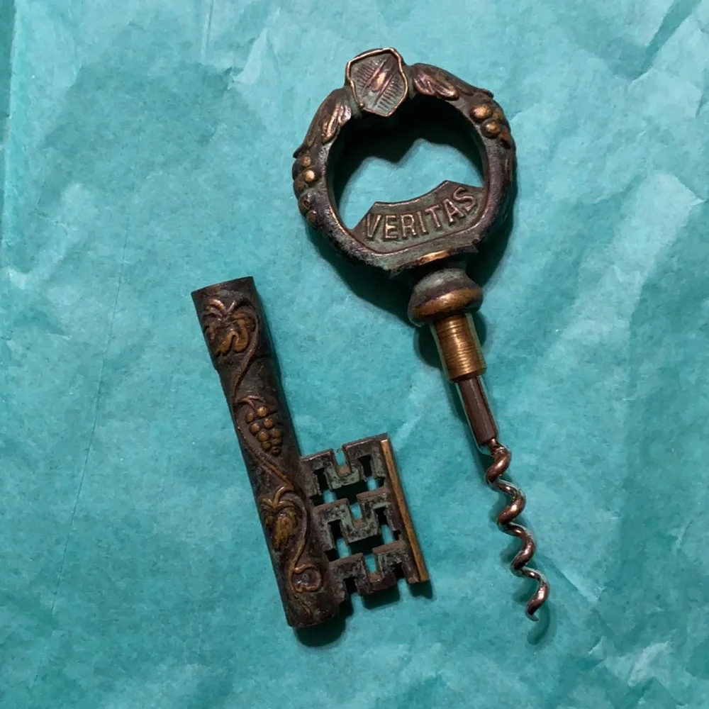 Cool wine cork opener, heavy metal pieces (2)